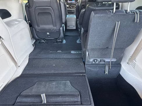 Used 2022 Chrysler Pacifica Touring-L w/ Uconnect Theater Family Group FWD image 22