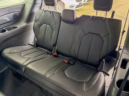 New 2026 Chrysler Pacifica Select image 21