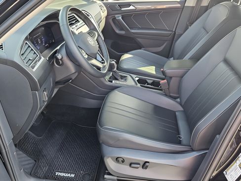 Certified 2024 Volkswagen Tiguan SE FWD image 12