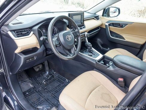 Used 2019 Toyota RAV4 LE image 10