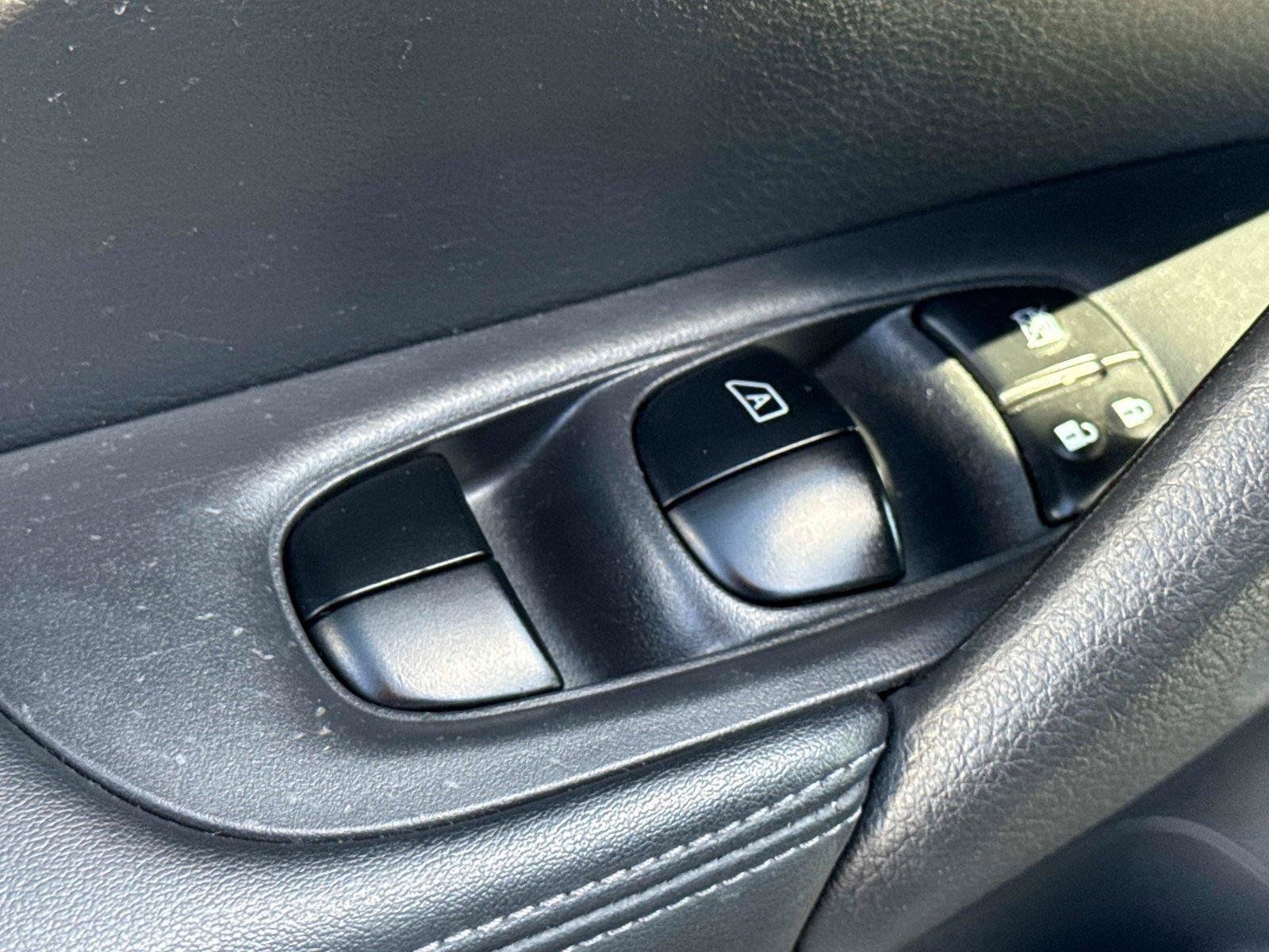 Used 2017 Nissan Rogue SV FWD image 18