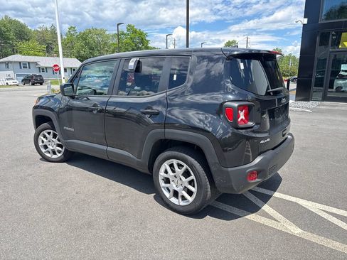 Used 2023 Jeep Renegade Latitude AWD/4WD image 3