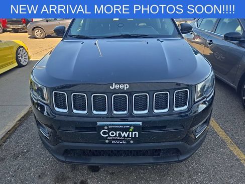 Used 2018 Jeep Compass Latitude w/ Cold Weather Group AWD/4WD image 2