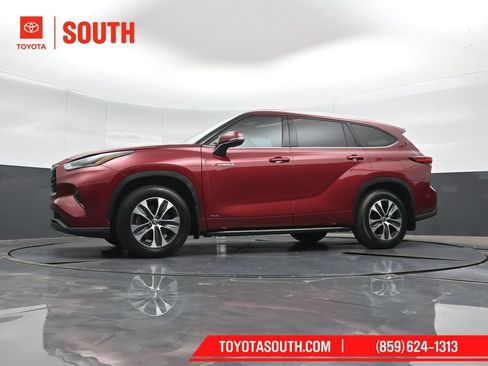 Used 2021 Toyota Highlander XLE AWD/4WD image 43
