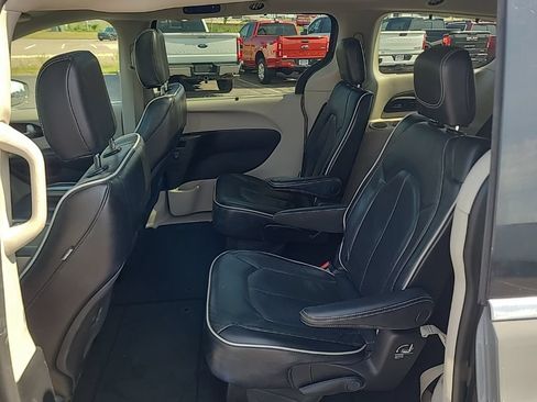 Used 2022 Chrysler Pacifica Limited FWD image 9