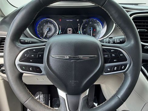 Used 2022 Chrysler Pacifica Touring-L FWD image 32