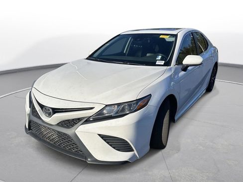 Used 2019 Toyota Camry SE image 2