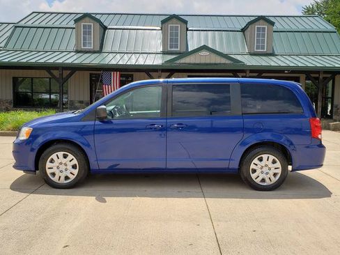 Used 2018 Dodge Grand Caravan SE w/ UConnect Hands-Free Group FWD image 2