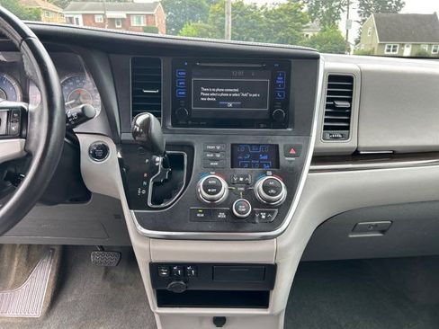 Used 2017 Toyota Sienna XLE Premium image 32