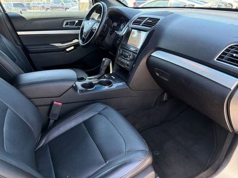 Used 2017 Ford Explorer XLT w/ Equipment Group 202A FWD image 21