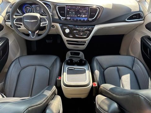 Used 2024 Chrysler Pacifica Touring-L image 15