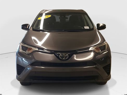 Used 2018 Toyota RAV4 LE image 2