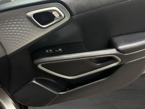 Used 2023 Kia Soul LX w/ LX Technology Package FWD image 17
