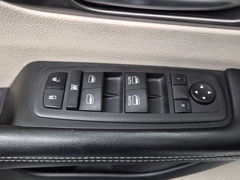 Used 2022 Chrysler Pacifica Touring-L image 18