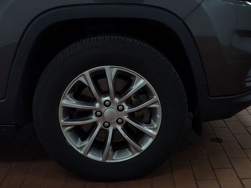 Used 2019 Jeep Cherokee Latitude Plus image 10