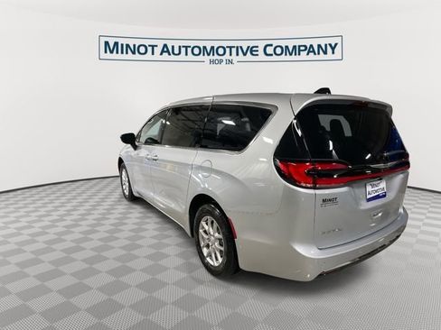 New 2026 Chrysler Pacifica Select image 6