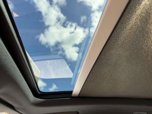 Certified 2018 Porsche Macan Sport Edition image 28