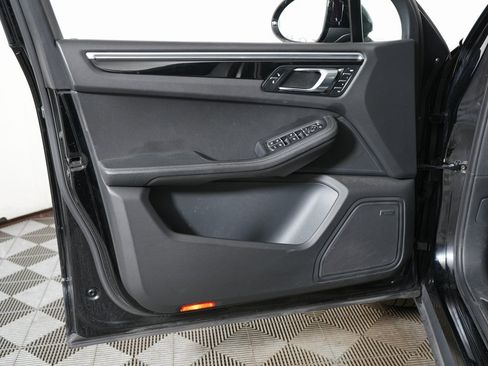 Certified 2018 Porsche Macan image 13