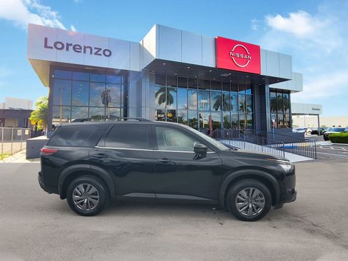 Certified 2025 Nissan Pathfinder SV w/ Black Appearance Package FWD image 4