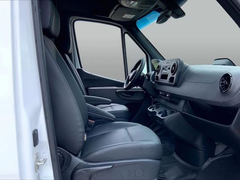 Used 2025 Mercedes-Benz Sprinter 2500 image 9