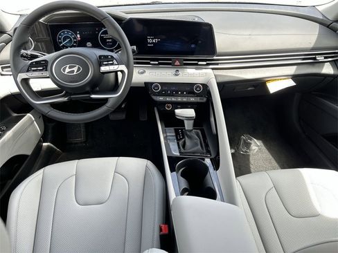 New 2025 Hyundai Elantra Limited image 3