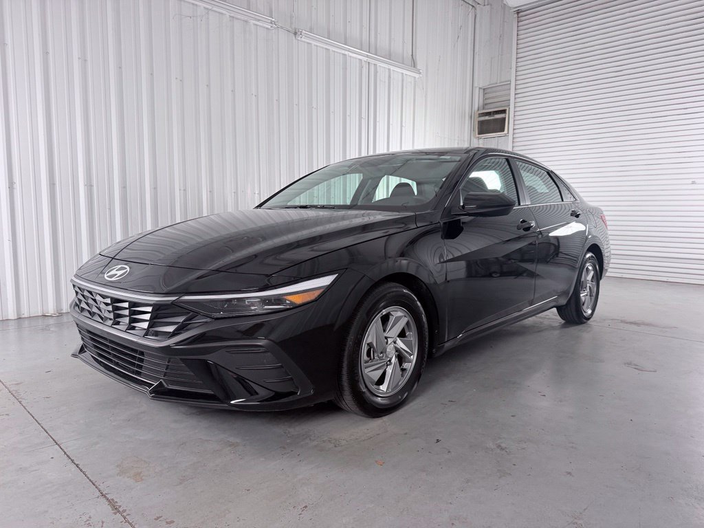 Used 2026 Hyundai Elantra SE FWD image 1