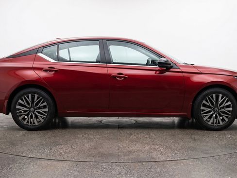 Used 2025 Nissan Altima 2.5 SV FWD image 11