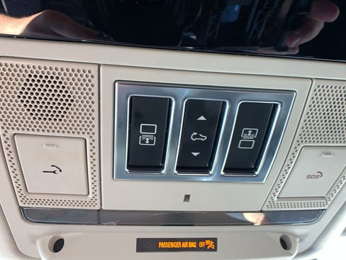 Used 2024 Land Rover Discovery S image 18