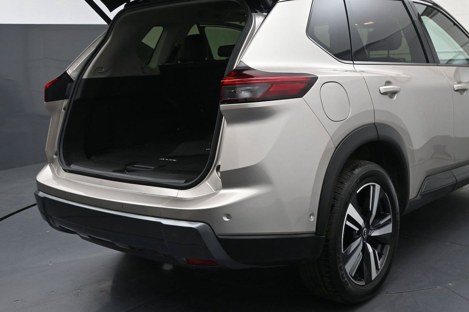 Certified 2025 Nissan Rogue SL w/ SL Premium Package AWD/4WD image 12