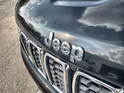 Used 2018 Jeep Grand Cherokee Laredo image 29