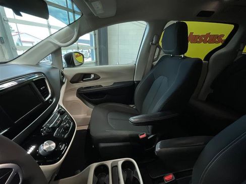 Used 2022 Chrysler Voyager LX FWD image 11