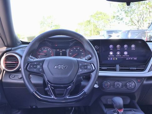 Used 2024 Chevrolet Trax RS FWD image 18