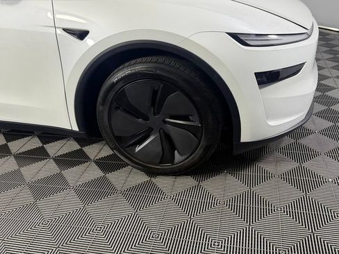 Used 2026 Tesla Model Y 2WD image 11