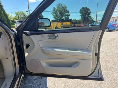 Used 2011 Cadillac DTS Luxury FWD image 27