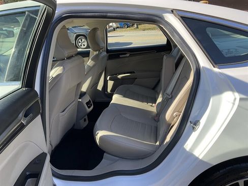 Used 2017 Ford Fusion SE w/ Fusion SE Technology Package image 11