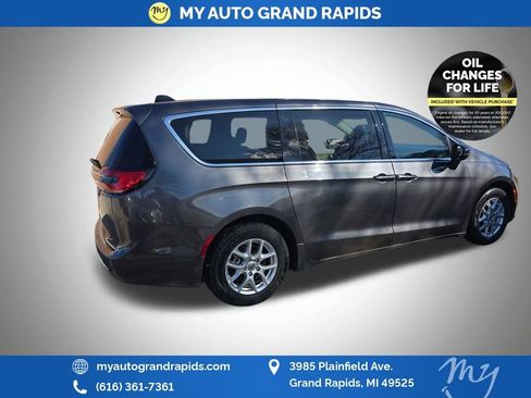 Used 2023 Chrysler Pacifica Touring-L image 7