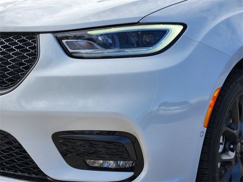 New 2026 Chrysler Pacifica Limited image 5