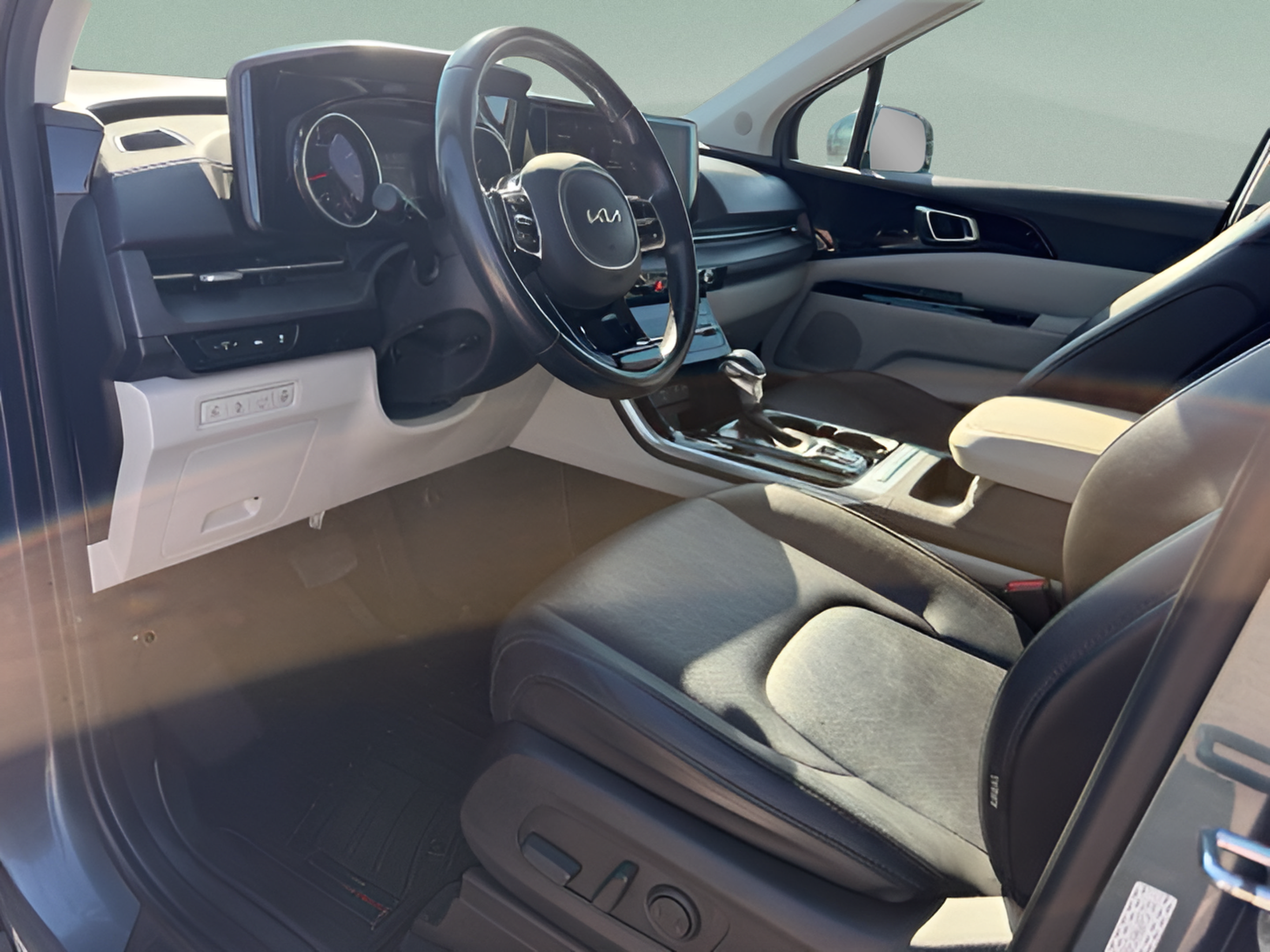 Used 2022 Kia Carnival EX FWD image 9