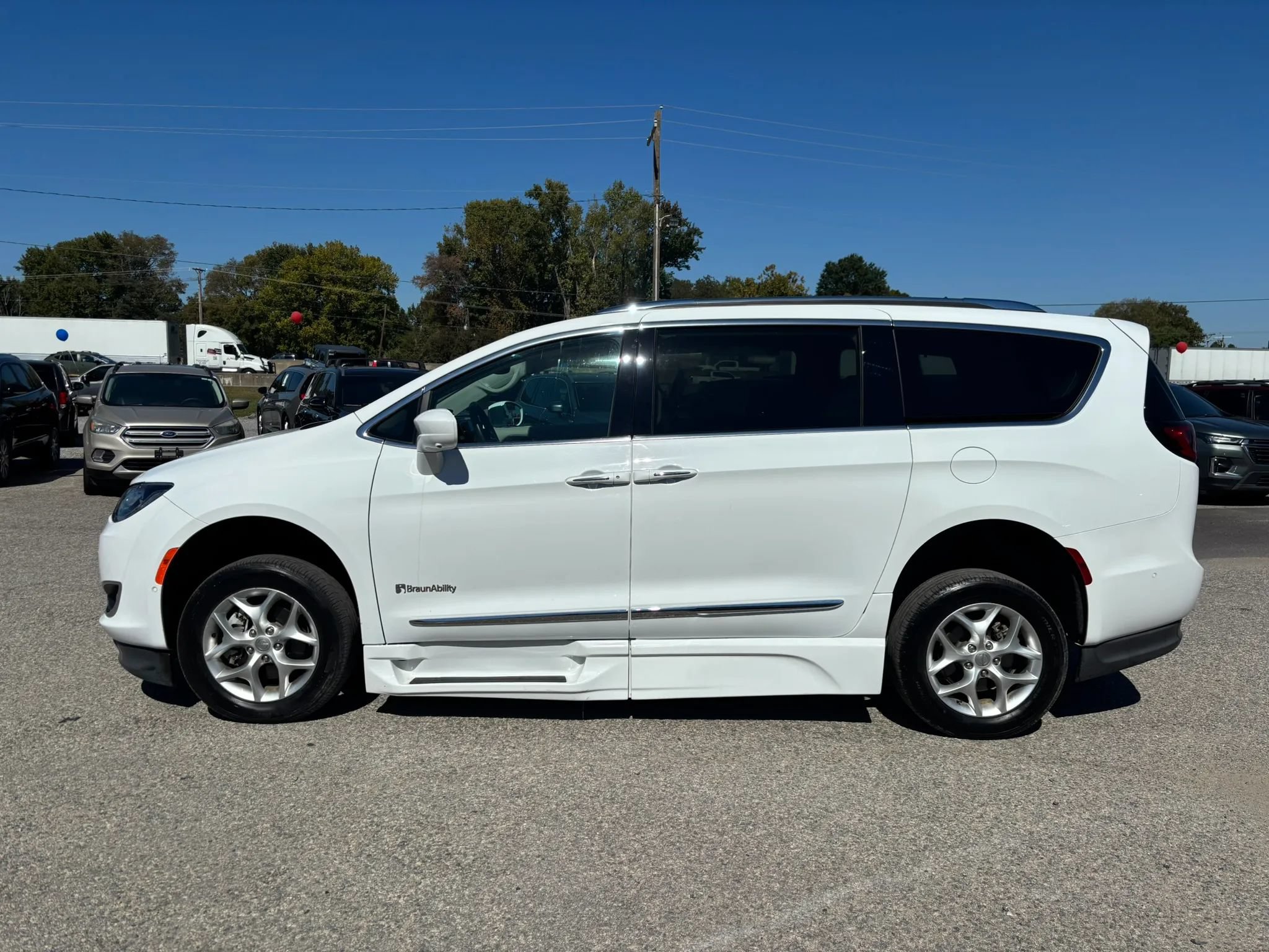 Used 2020 Chrysler Pacifica Touring-L Plus w/ Tire & Wheel Group FWD image 2