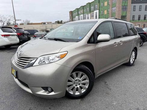 Used 2016 Toyota Sienna LE image 3