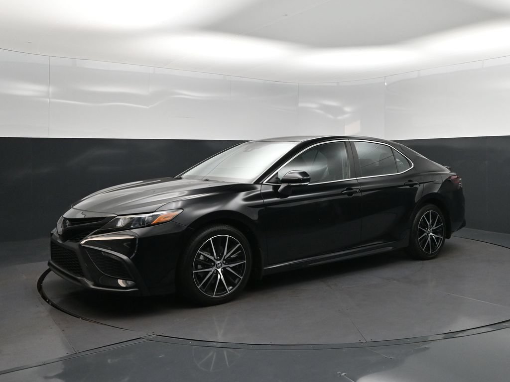 Used 2023 Toyota Camry SE FWD image 3
