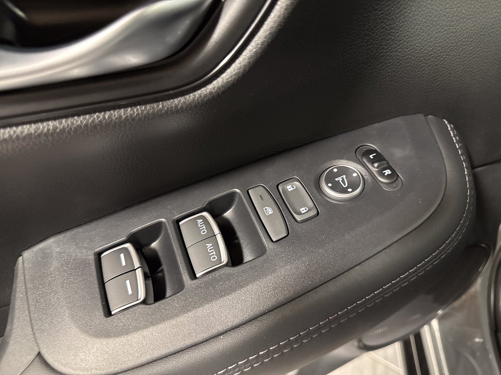 Used 2027 Honda HR-V EX-L image 12