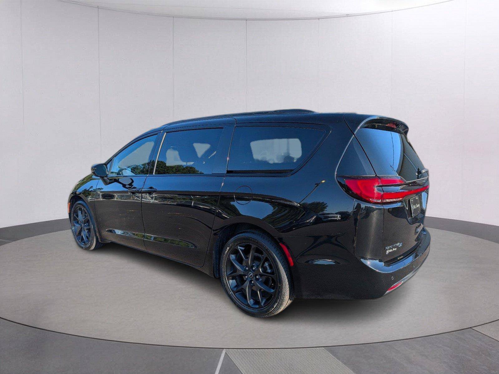 Used 2025 Chrysler Pacifica Limited FWD image 5