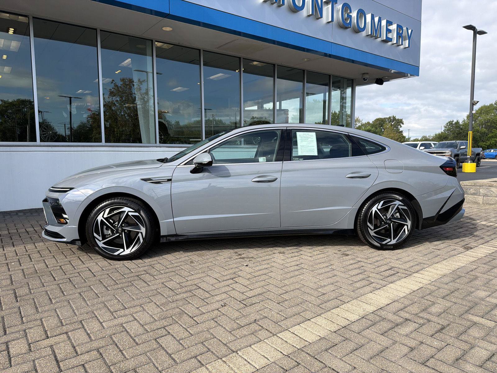Used 2025 Hyundai Sonata SEL FWD image 2