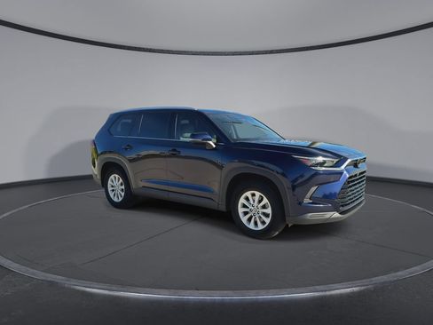 Used 2024 Toyota Grand Highlander FWD image 2