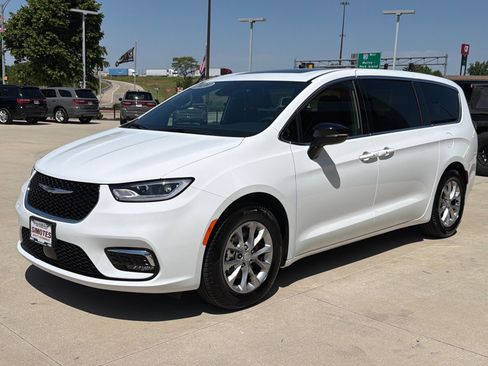 Used 2026 Chrysler Pacifica Limited FWD image 4
