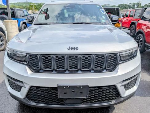 Used 2025 Jeep Grand Cherokee Altitude AWD/4WD image 2