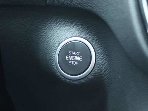 Used 2025 Volvo XC40 B5 Plus image 30