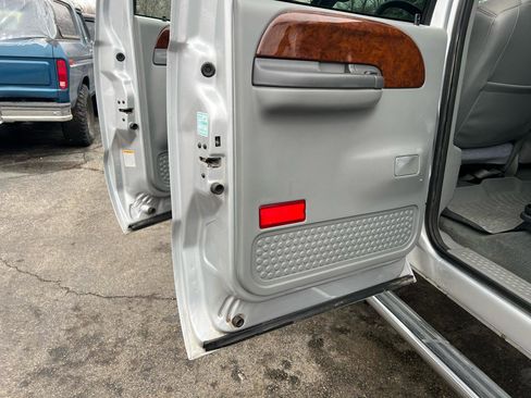 Used 2004 Ford F350 Lariat image 11