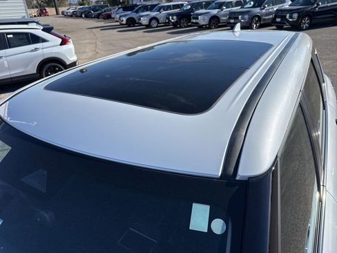 New 2025 Mitsubishi Outlander SE image 9